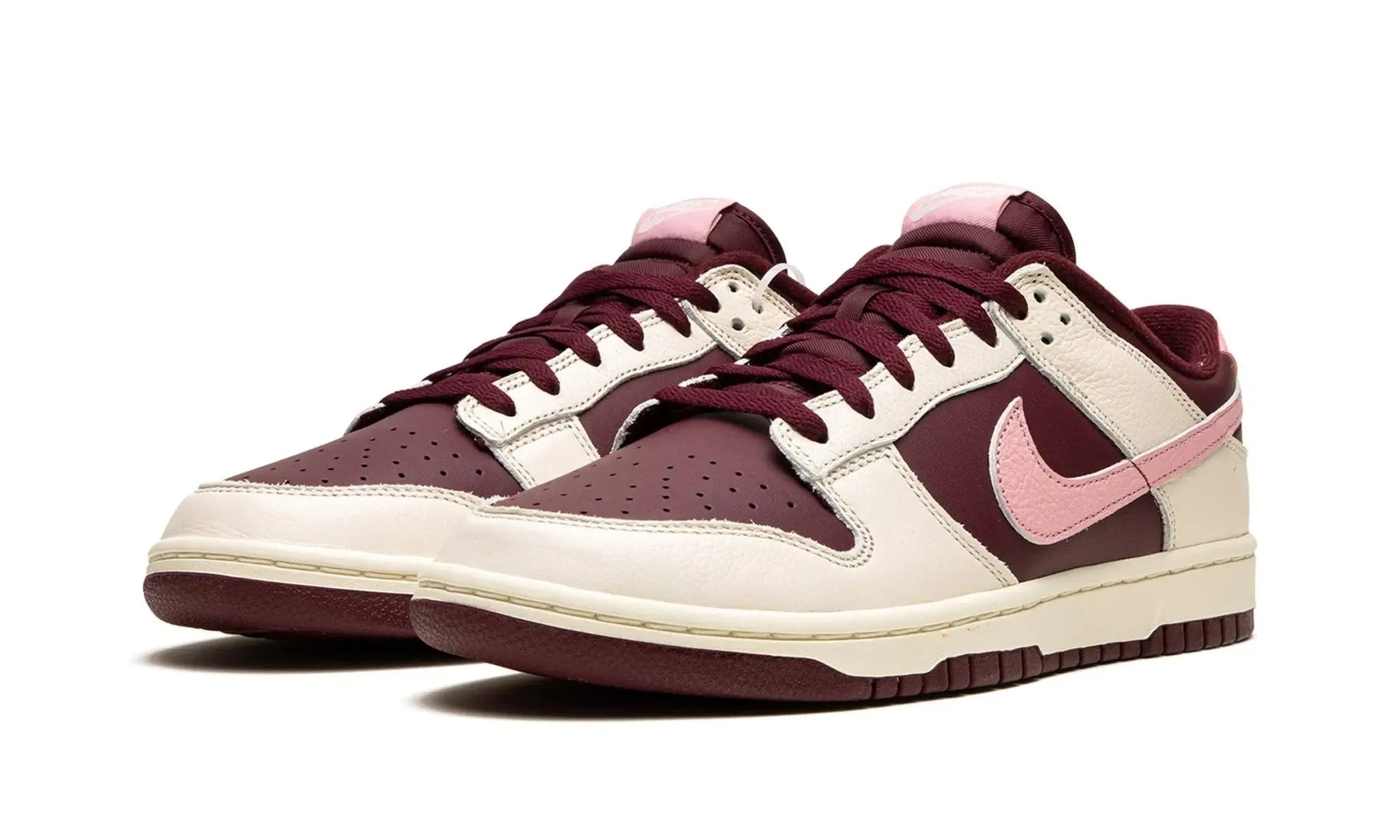 Tênis Nike Dunk Low "Valentine's Day" Bordô