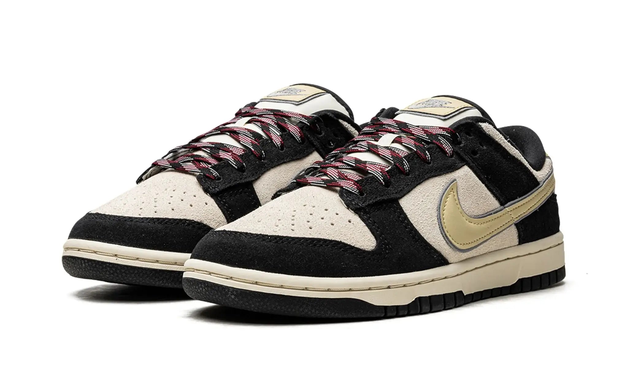 Tênis Nike Dunk Low "Black Team Gold" Preto / Dourado
