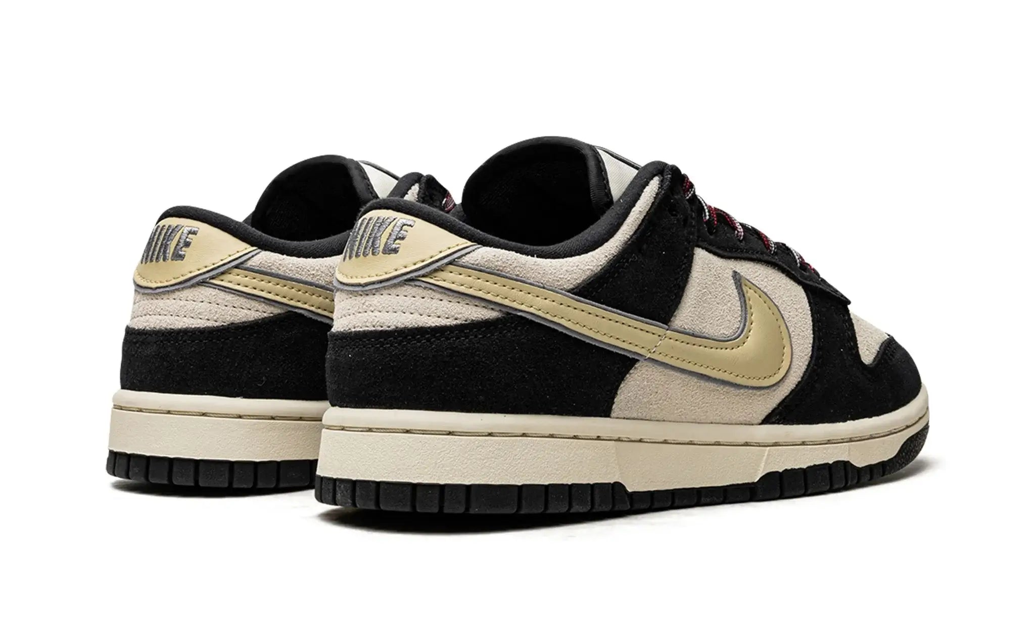Tênis Nike Dunk Low "Black Team Gold" Preto / Dourado