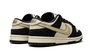 Tênis Nike Dunk Low "Black Team Gold" Preto / Dourado