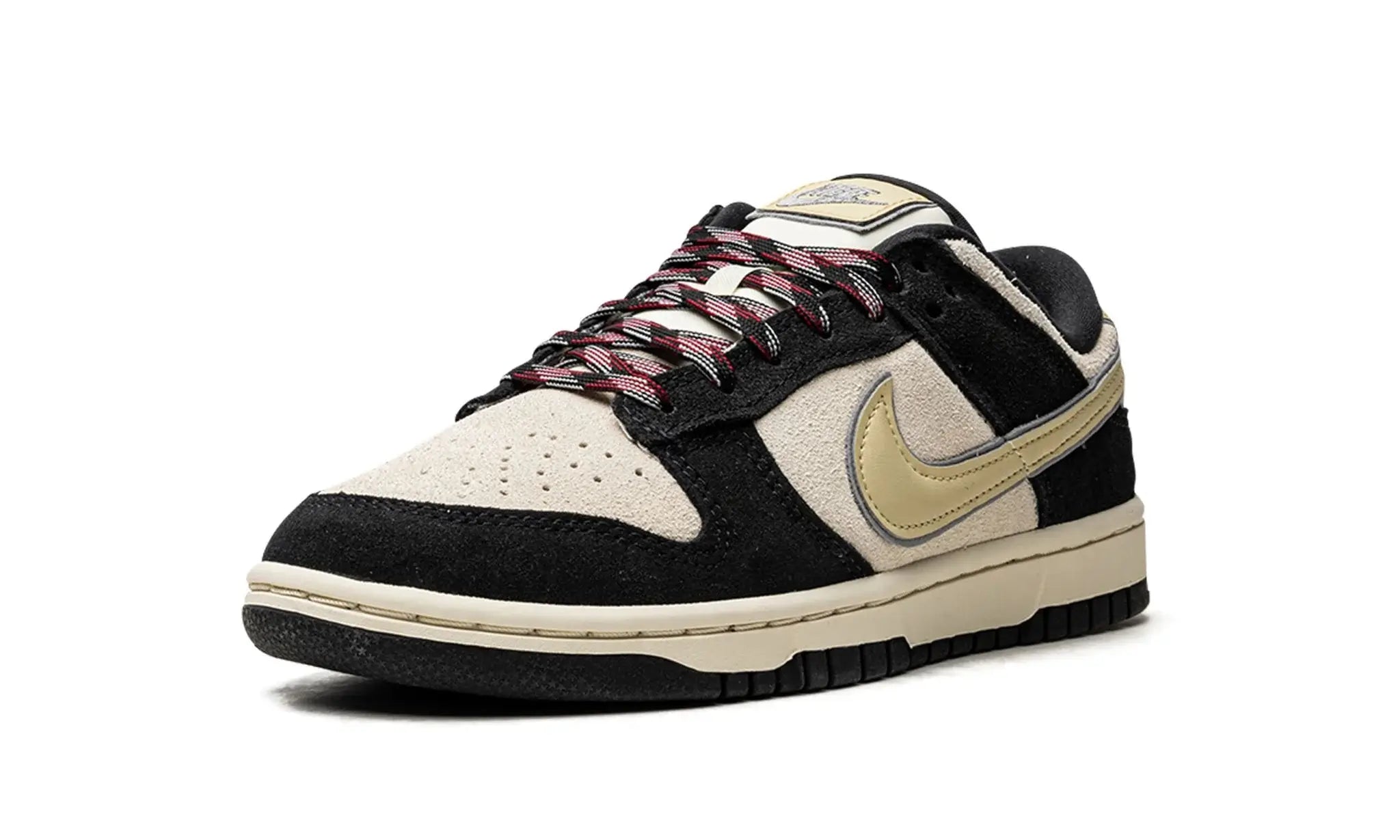 Tênis Nike Dunk Low "Black Team Gold" Preto / Dourado