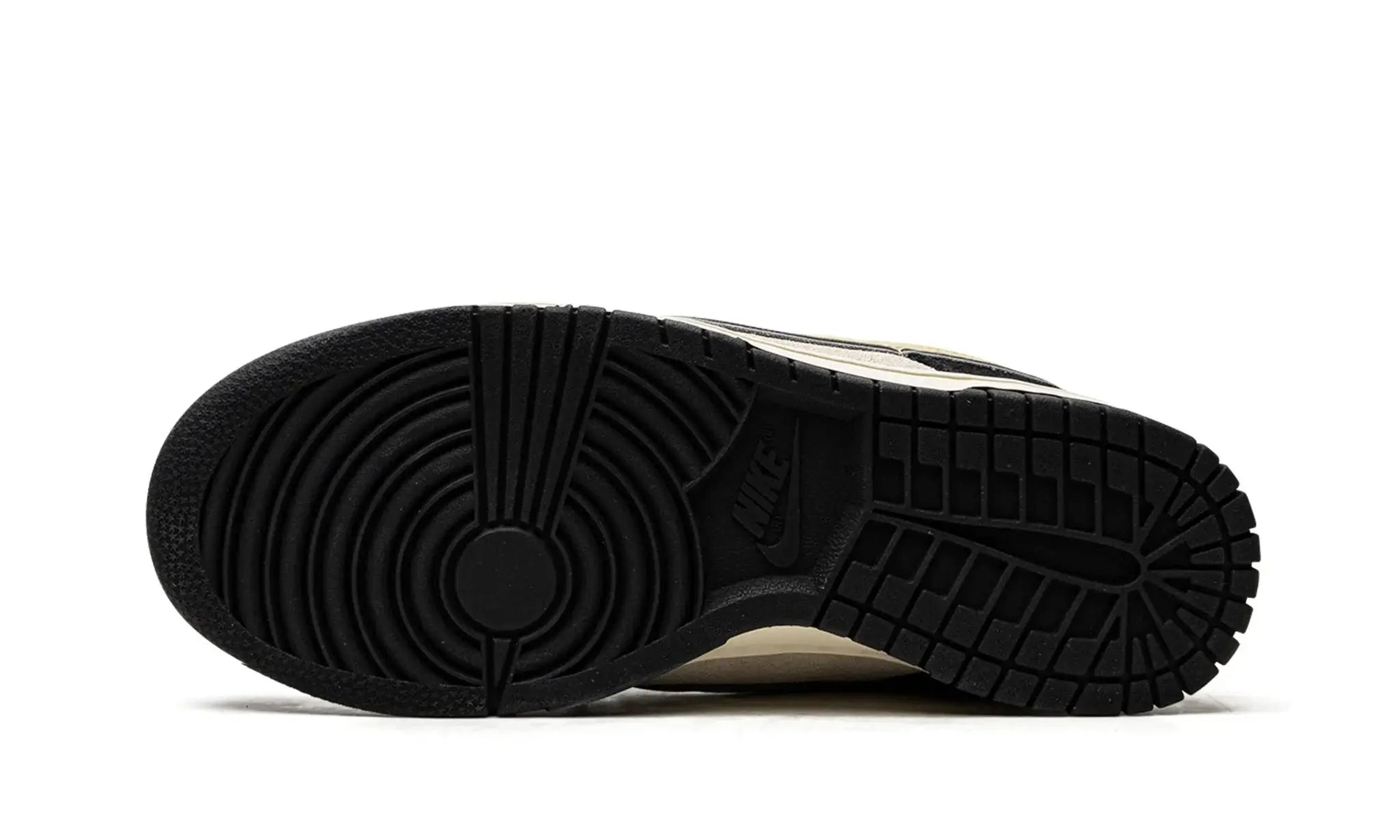 Tênis Nike Dunk Low "Black Team Gold" Preto / Dourado