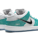 Tênis Nike Dunk Low SB x April Skateboards